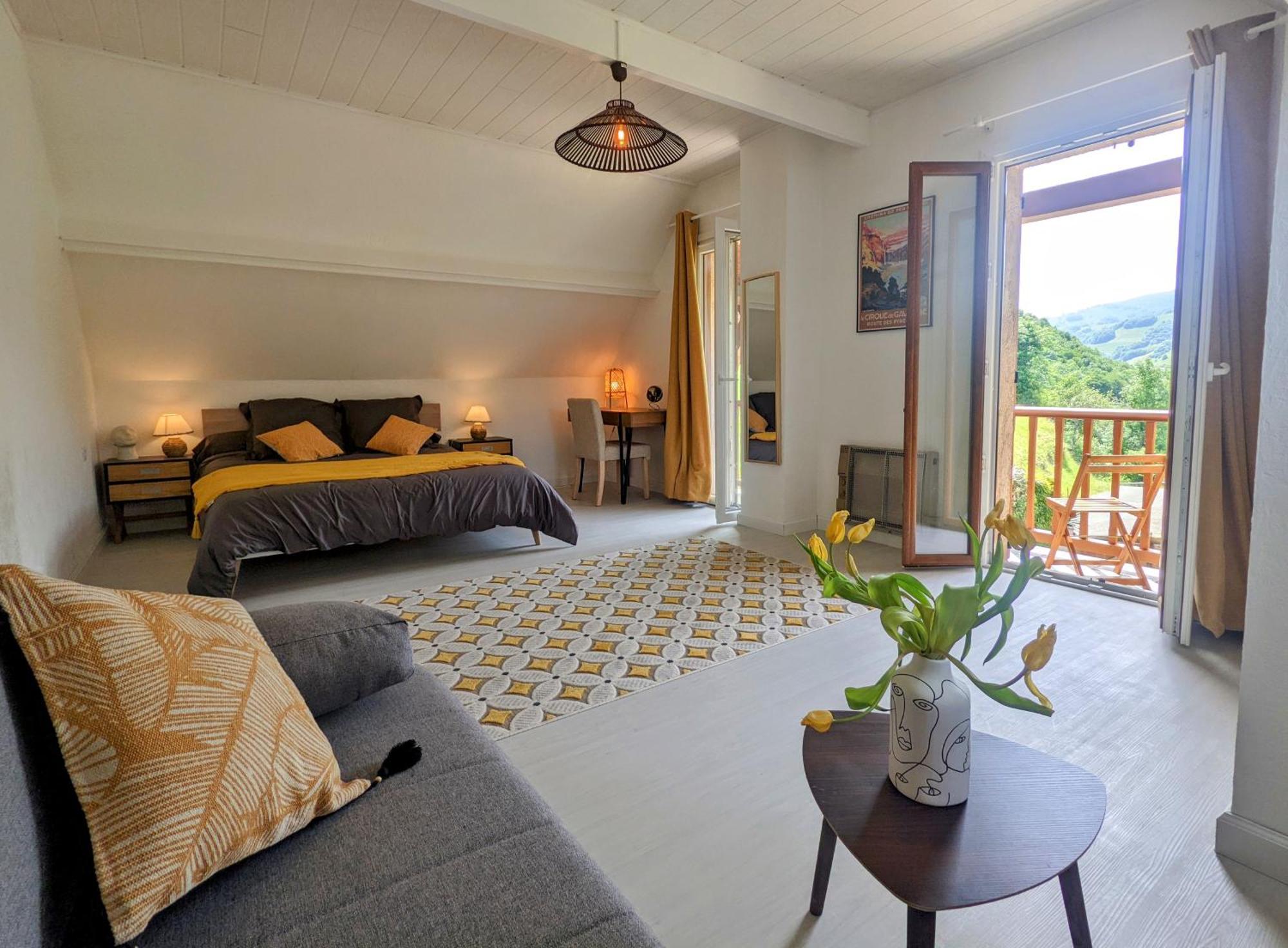 La Bigourdane Grand Gite Confortable & Spa 캄팡 외부 사진